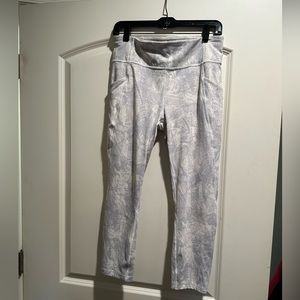 LULULEMON - Patterned Crop Tight (white and grey) Size 10